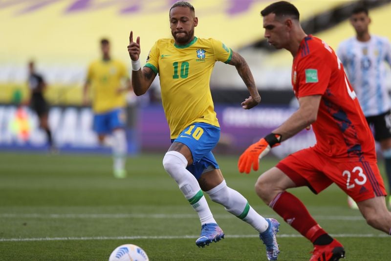 Emiliano Martínez é marcado por Neymar antes de suspensão de partida entre Brasil e Argentina em Sâo Paulo