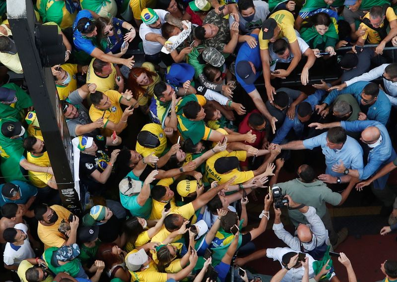 Presidente Jair Bolsonaro cumprimenta apoiadores durante ato em São Paulo