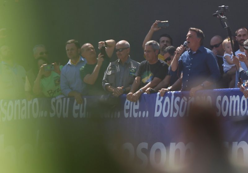 Presidente Jair Bolsonaro discursa para apoiadores em Brasília