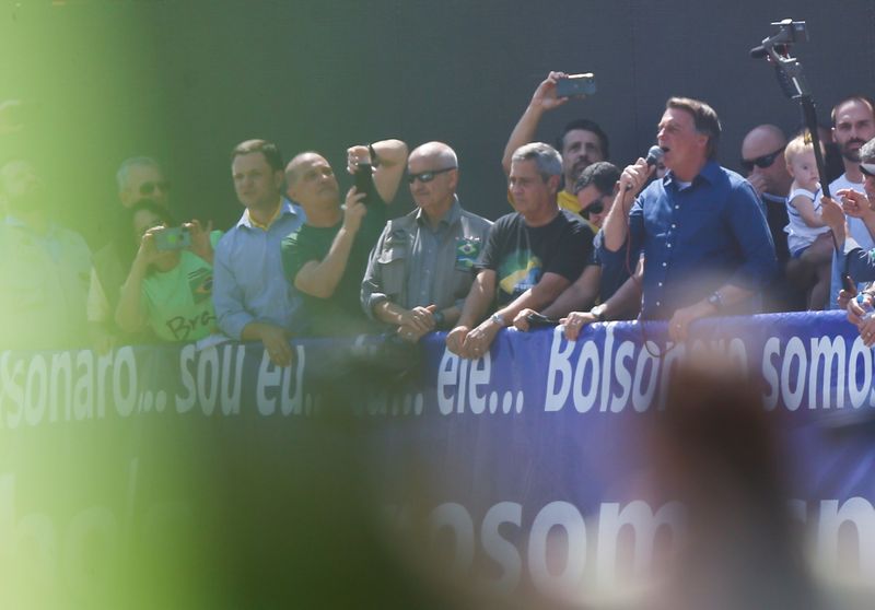 Presidente Jair Bolsonaro discursa para apoiadores em Brasília