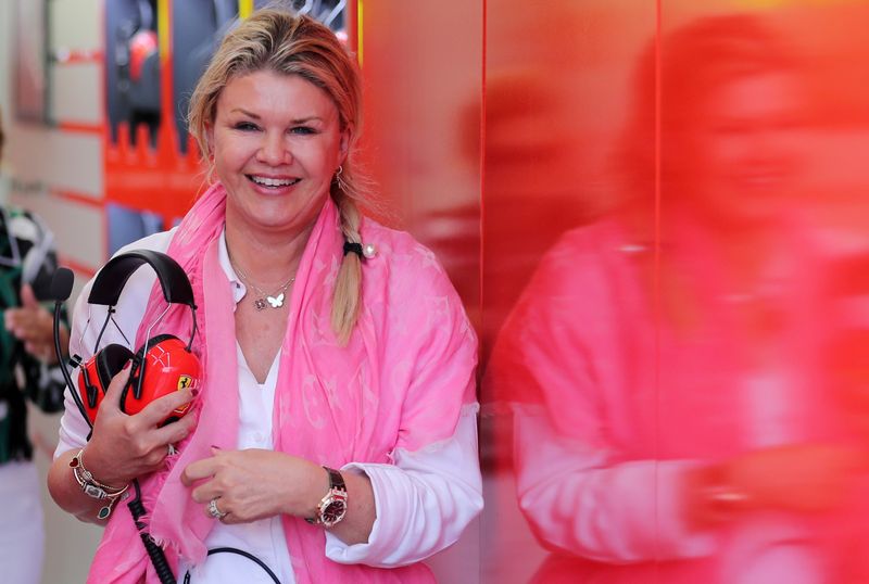 Esposa de Michael Schumacher, Corinna, durante testes da Fórmula 1 no Barein em 2019
