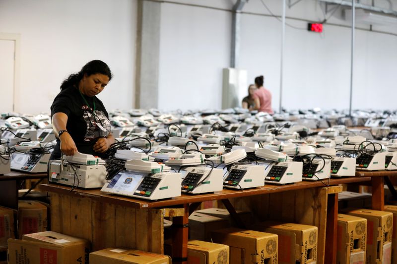 Funcionárias da Justiça Eleitoral preparam urnas eletrônicas para eleição de 2018