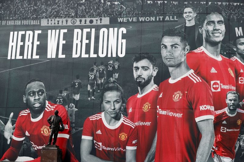 Foto de Cristiano Ronaldo ao lado de outros jogadores do Manchester United no estádio Old Trafford