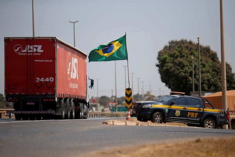 Viatura da Polícia Rodoviária Federal em posto de combustível na BR-040, em Valparaíso de Goiás, durante protesto de caminhoneiros