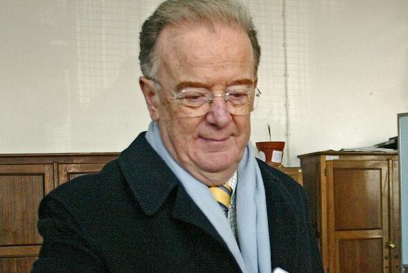 Foto de arquivo do ex-presidente de Portugal Jorge Sampaio votando em Lisboa na eleição geral realizada no país em 2005