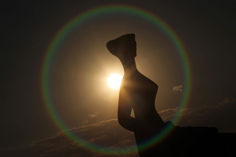 Escultura “A Justiça” ao pôr do sol em frente ao prédio do Supremo Tribunal Federal (STF), em Brasília