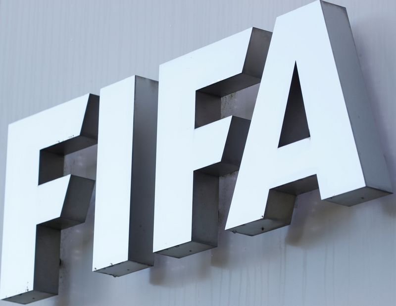Logotipo da Fifa em frente à sede da entidade, na Suíça.