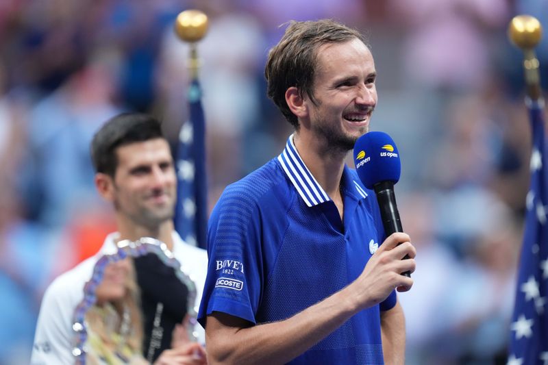 Daniil Medvedev fala com os torcedores após derrotar Novak Djokovic na final do Aberto dos EUA em Nova York