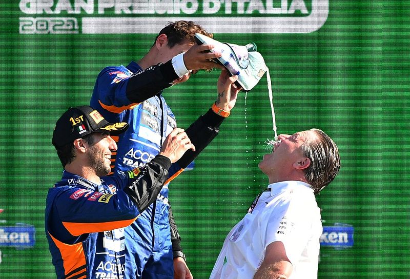Daniel Ricciardo comemora vitória com companheiro de McLaren, Lando Norris, e o chefe da equipe, Zak Brown