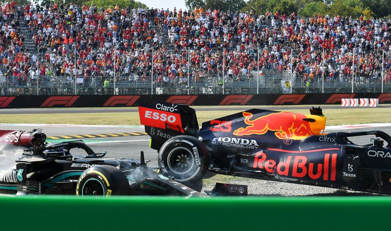 Mercedes de Lewis Hamilton após ser atingida pela Red Bull de Max Verstappen durante Grande Prêmio da Itália de Fórmula 1