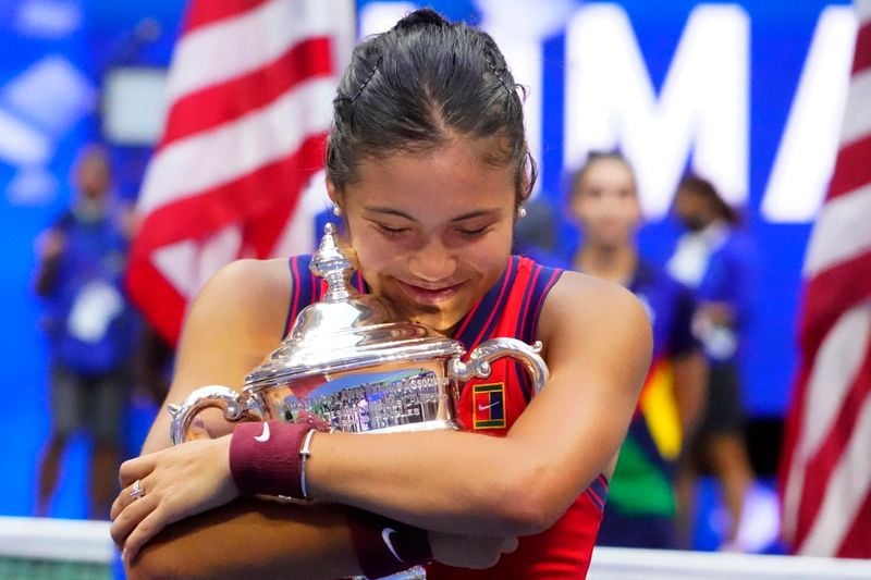 Emma Raducanu abraça troféu do US Open