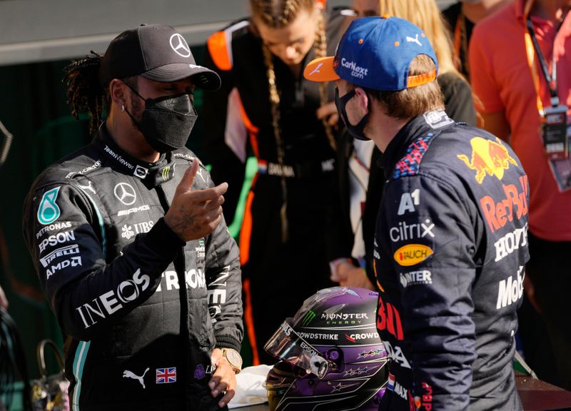 Max Verstappen conversa com Lewis Hamilton após vencer Grande Prêmio da Holanda de Fórmula 1