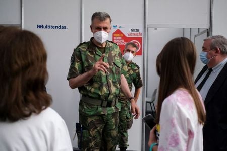 Vice-almirante Henrique de Gouveia e Melo visita centro de vacinação em Seixal Vice-almirante Henrique de Gouveia e Melo visita centro de vacinação em Seixal