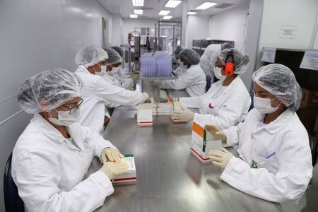 Funcionárias do Butantan preparam embalagens com doses da CoronaVac