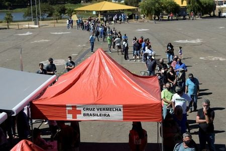 Fila de pessoas para vacinação contra Covid-19 em Ouro Branco