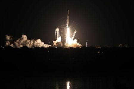 Foguete da SpaceX decola para colocar 1ª tripulação civil na órbita da Terra Foguete da SpaceX decola para colocar 1ª tripulação civil na órbita da Terra