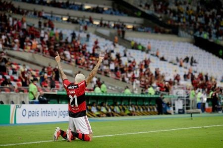Pedro, do Flamengo, comemora gol em jogo contra o Grêmio, no Maracanã com público
