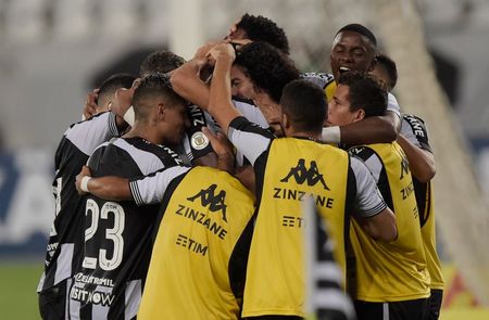 Jogadores do Botafogo comemoram gol em jogo de fevereiro