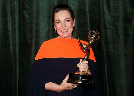 Olivia Colman posa para foto com o Emmy em Londres