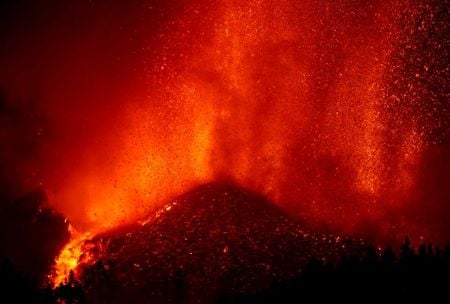 Vulcão expele lava em El Paso, nas Ilhas Canárias, na Espanha