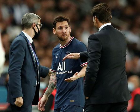 Mauricio Pochettino conversa com Lionel Messi após substituí-lo durante partida do Paris St Germain contra o Lyon pelo Campeonato Francês