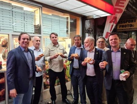Bolsonaro e ministros comem pizza em calçada na cidade de Nova York Bolsonaro e ministros comem pizza em calçada na cidade de Nova York