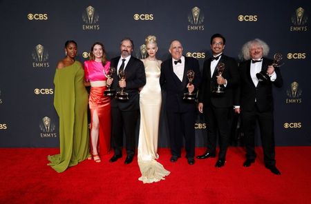 Elenco e produtores de “Gambito da Rainha” no Emmy Awards