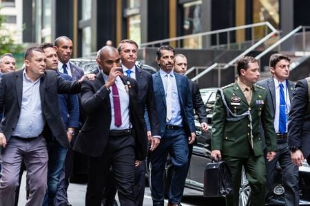 Bolsonaro caminha em Nova York rodeado de auxiliares