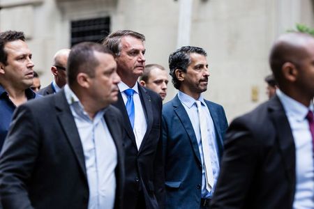Presidente Jair Bolsonaro caminha em Nova York ao lado de auxiliares