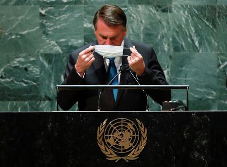 Presidente Jair Bolsonaro recoloca a máscara depois de falar na abertura da Assembleia-Geral da ONU