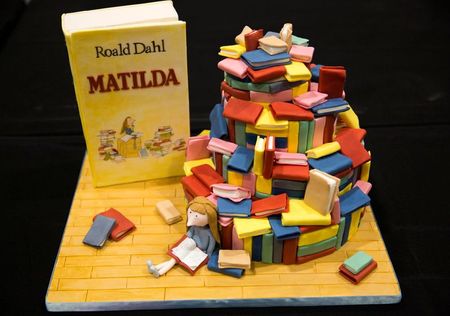 Bolo com decoração inspirada no livro “Matilda”, de Roald Dahl, em Londres