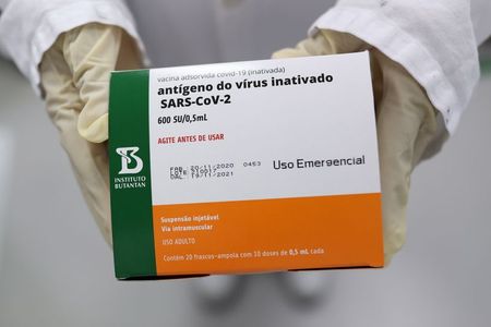 Caixa com vacina CoronaVac