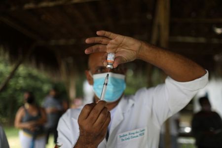Profissional de saúde prepara vacina contra Covid-19 CoronaVac para aplicação em Magé, no Rio de Janeiro