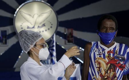 Vacinação contra a Covid-19 na quadra da escola de samba Portela, no Rio de Janeiro