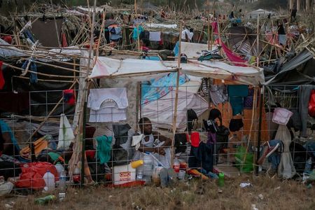 Migrantes em acampamento improvisado em Del Rio, no Texas