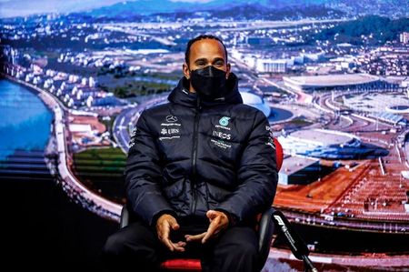 Lewis Hamilton participa de entrevista coletiva