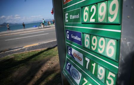 Preços de combustíveis em posto na praia de Copacabana, no Rio de Janeiro