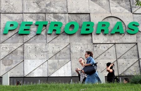Pessoas passam em frente à sede da Petrobras no Rio de Janeiro