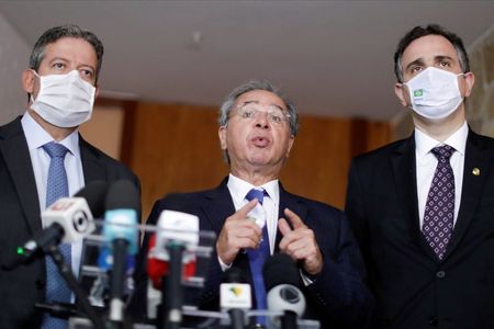 Ministro da Economia, Paulo Guedes, fala a jornalistas entre o presidente da Câmara, deputado Arthur Lira, e do Senado, Rodrigo Pacheco