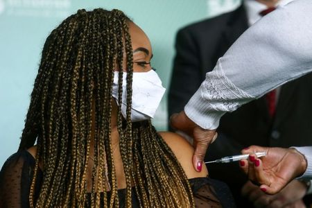 Jovem recebe dose de vacina contra Covid-19 em São Paulo