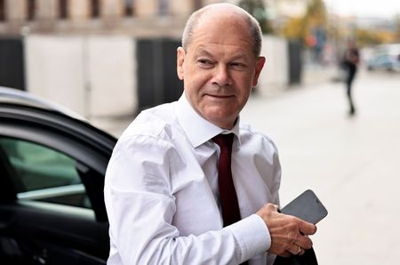 Líder do Partido Social-Democrata alemão, Olaf Scholz, chega para reunião do partido em Berlim