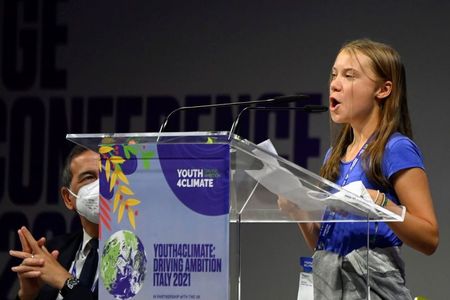 Ativista sueca Greta Thunberg discursa durante conferência sobre o clima em Milão