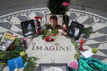 Imagem em mosaico no Central Park durante o 40º aniversário da morte de John Lennon, em Manhattan, na cidade de Nova York Imagem em mosaico no Central Park durante o 40º aniversário da morte de John Lennon, em Manhattan, na cidade de Nova York