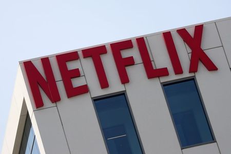 Logotipo do Netflix na frente aos seus escritórios em Hollywood, Los Angeles.
