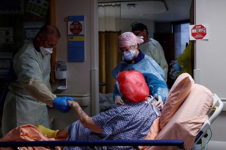 Paciente com Covid é tratada em Sarasota, Flórida