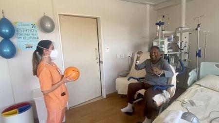 Pelé se exercita no hospital com auxílio de uma fisioterapeuta