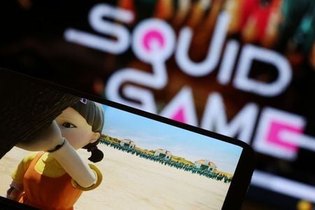 Série “Squid Game”, da Netflix, reproduzida em tela de celular