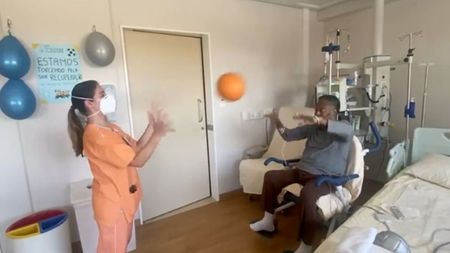 Pelé se exercita no hospital com auxílio de uma fisioterapeuta