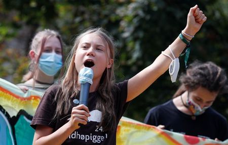 Ativista climática Greta Thunberg discursa para estudantes em Milão