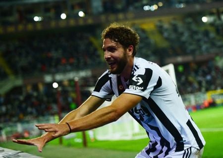 Manuel Locatelli comemora gol da vitória da Juventus sobre o Torino.